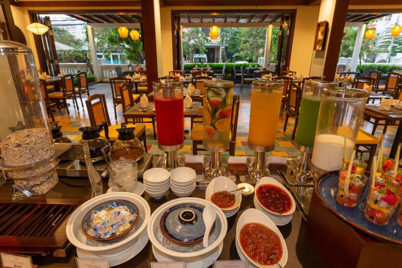 Cozy Savvy Boutique Hotel Hoi An Exterior foto A selection of juices at a buffet