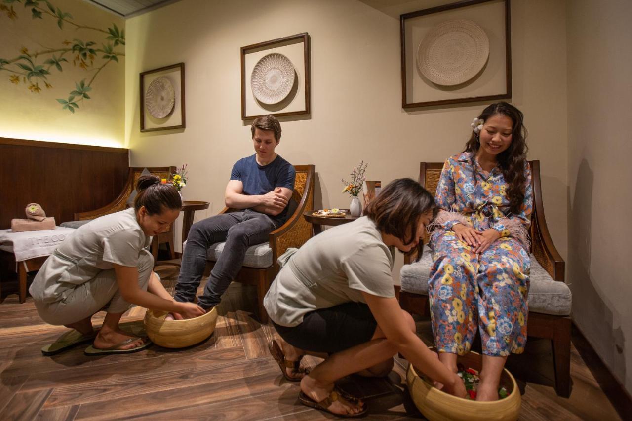 Cozy Savvy Boutique Hotel Hoi An Exterior foto Foot massage in a spa in Hong Kong