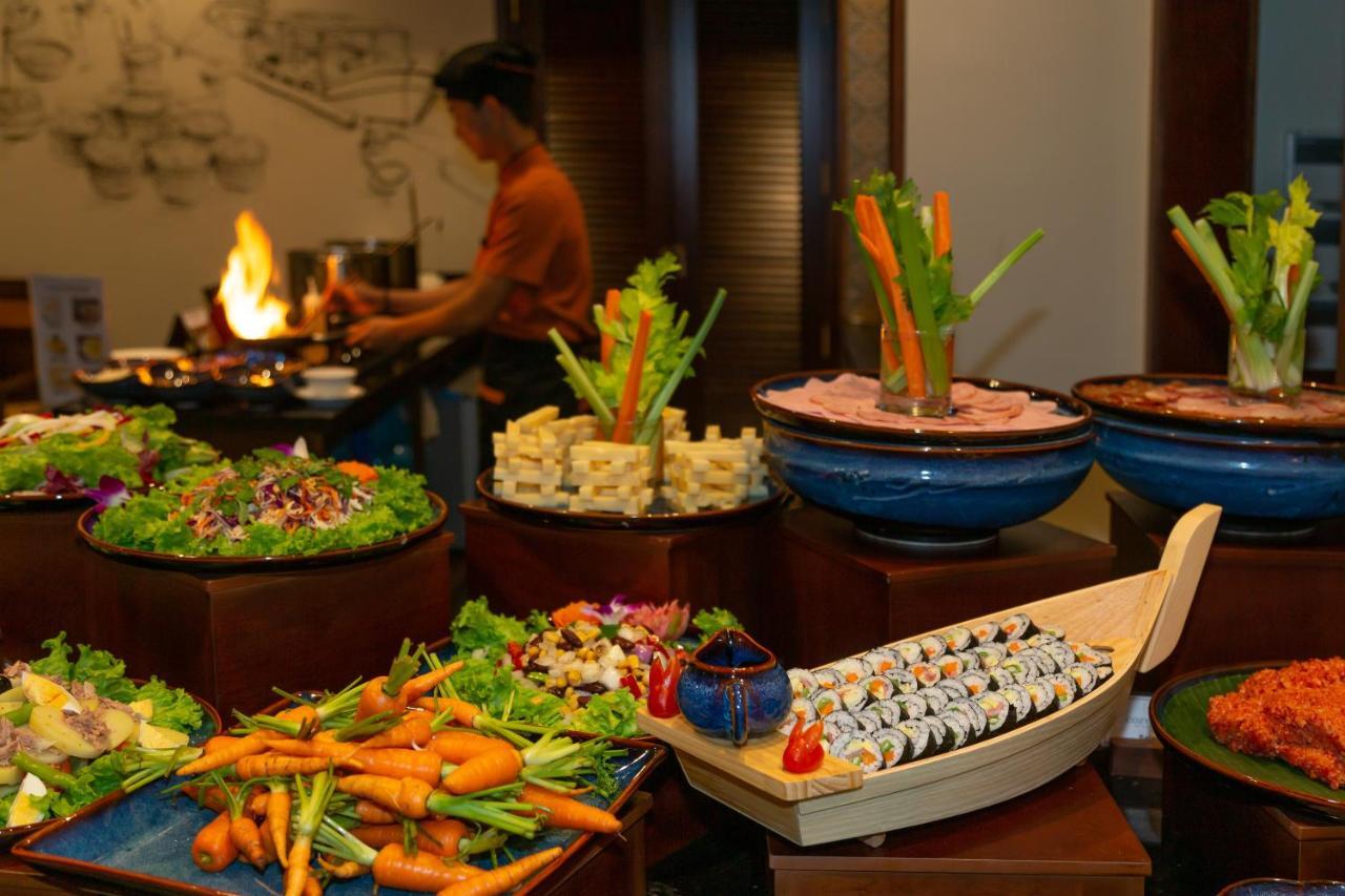 Cozy Savvy Boutique Hotel Hoi An Exterior foto A buffet at a hotel